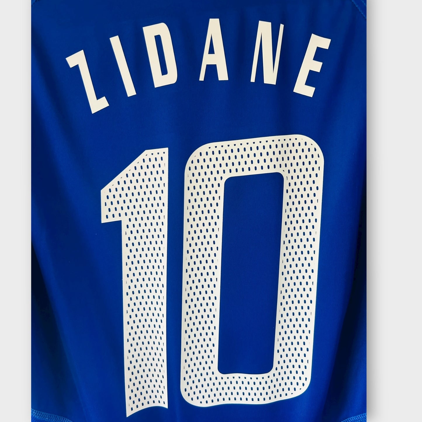 France 2004 Home - Zidane 10 (Large)