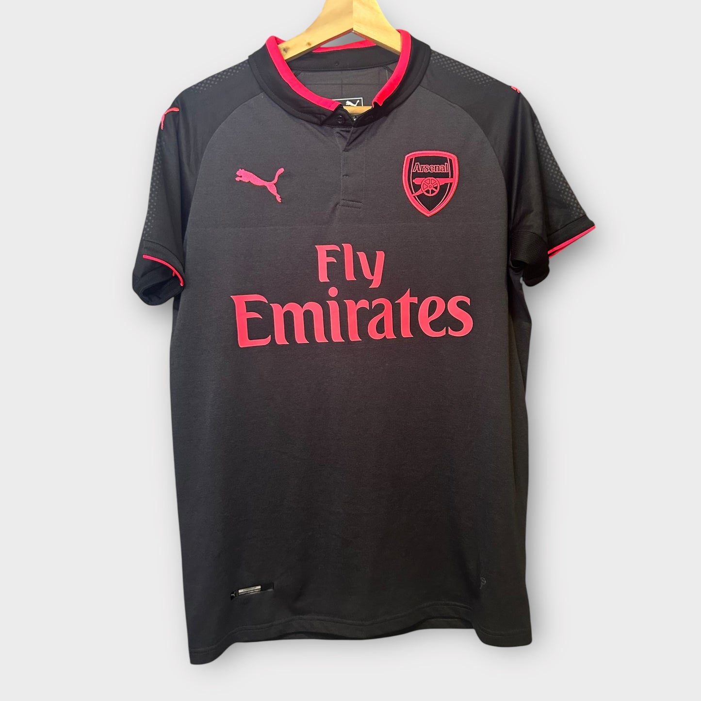 Arsenal 2017/18 Third - Ozil 11