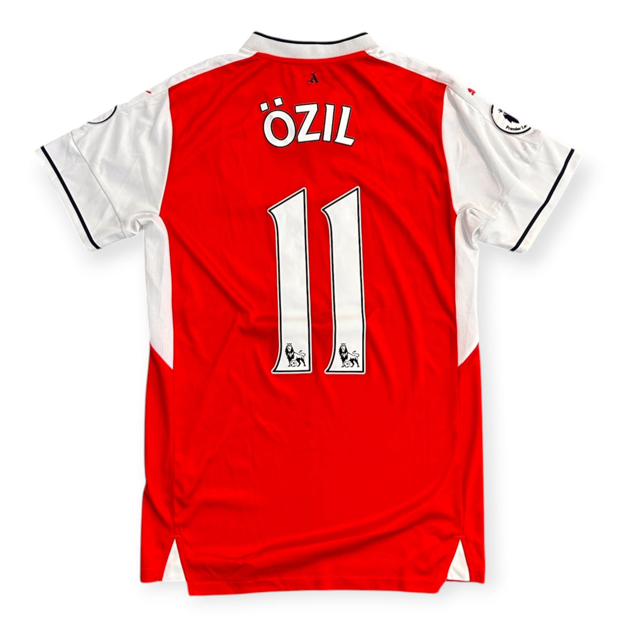 Arsenal 2016/17 Home - Ozil 11 (Small)