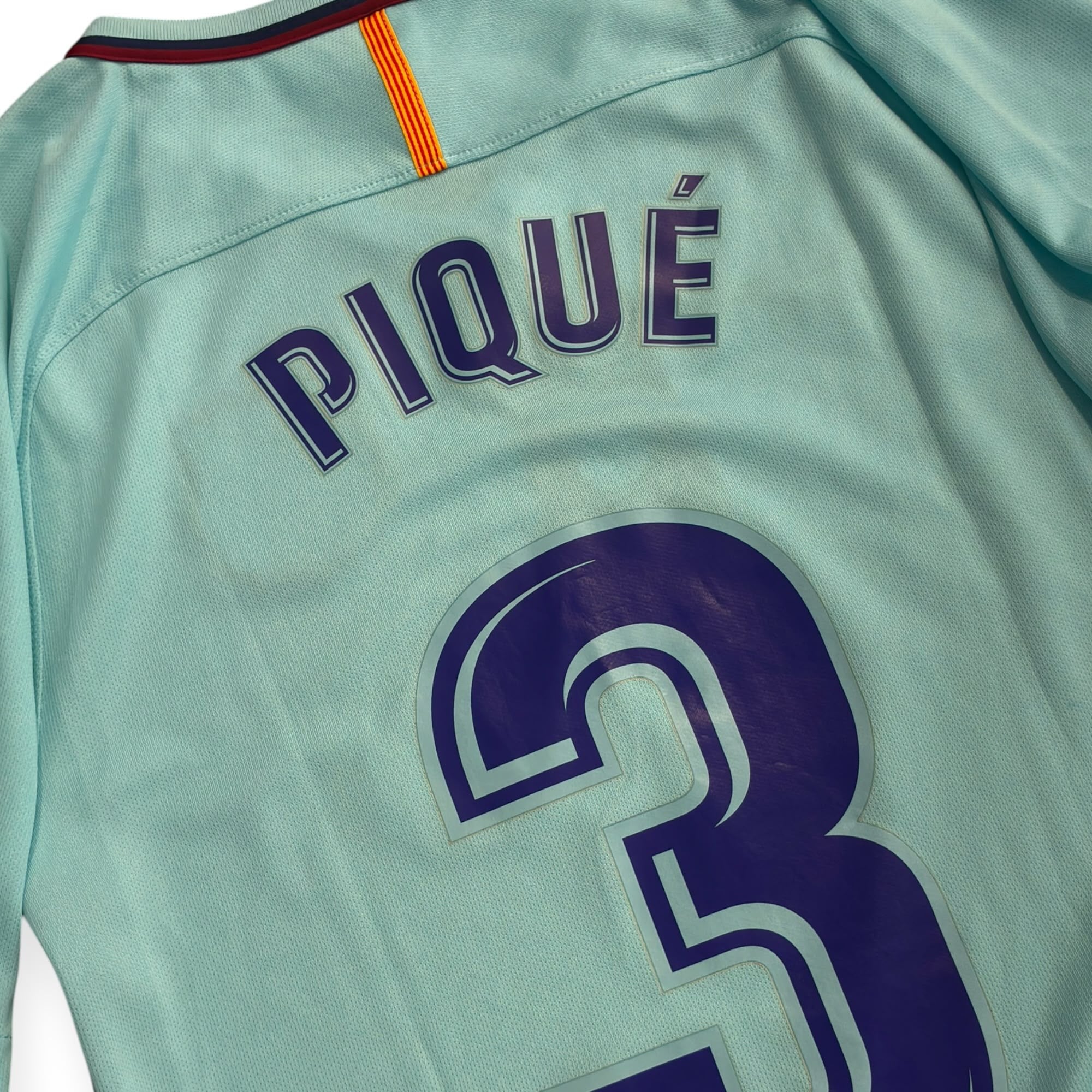FC Barcelona 2017/18 Away - Piqué 3 (Small)
