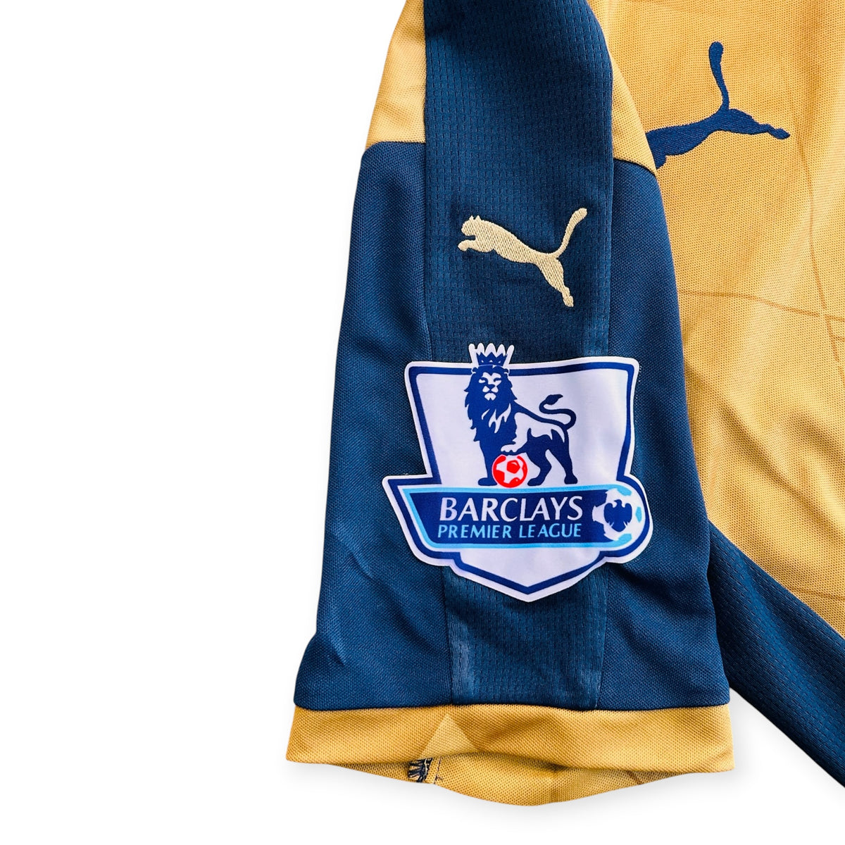 Arsenal 2015/16 Away - Ozil 11 *New* (Small)