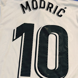 Real Madrid 2022/23 Home - Modrić 10 (Medium) - KITLAUNCH