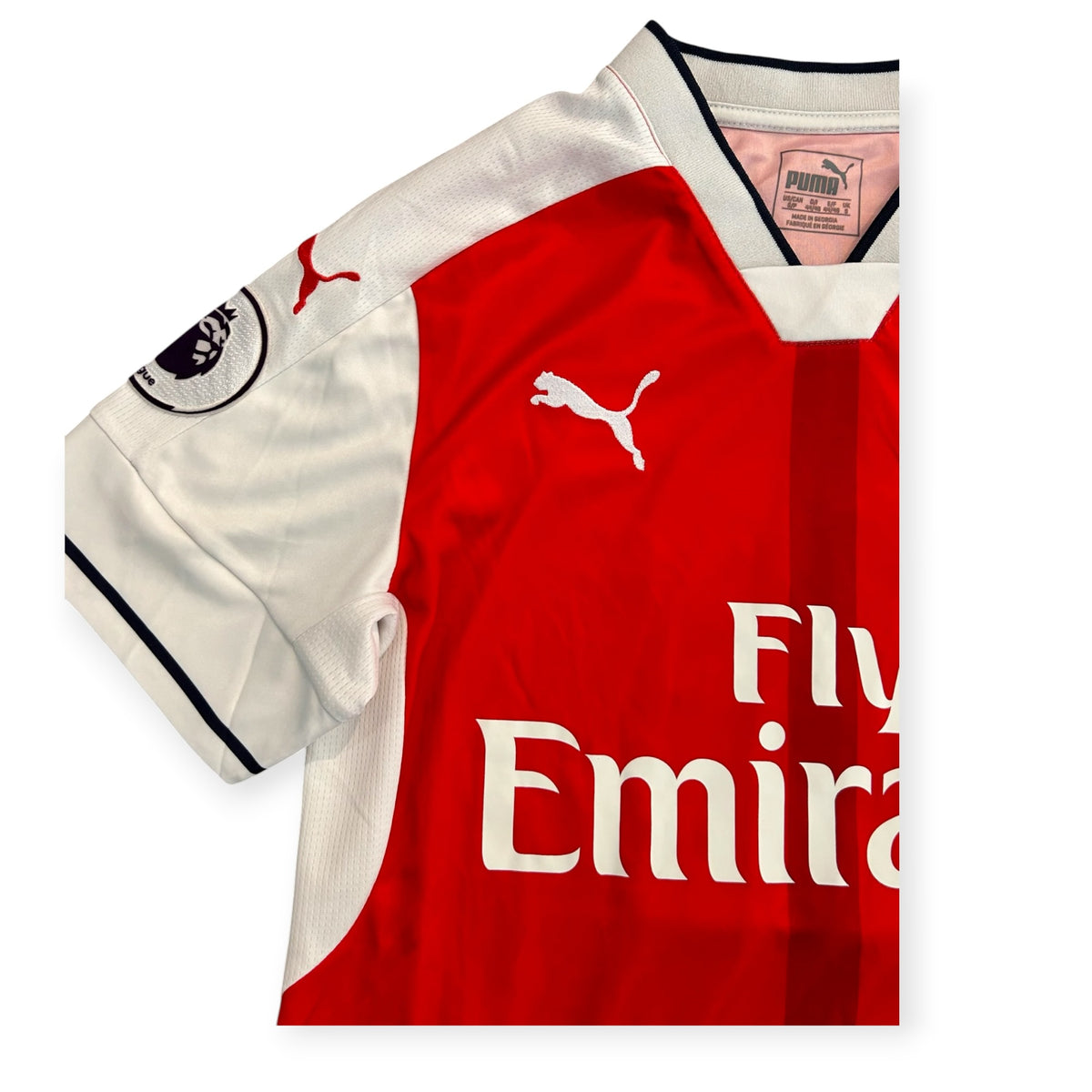 Arsenal 2016/17 Home - Ozil 11 (Small)