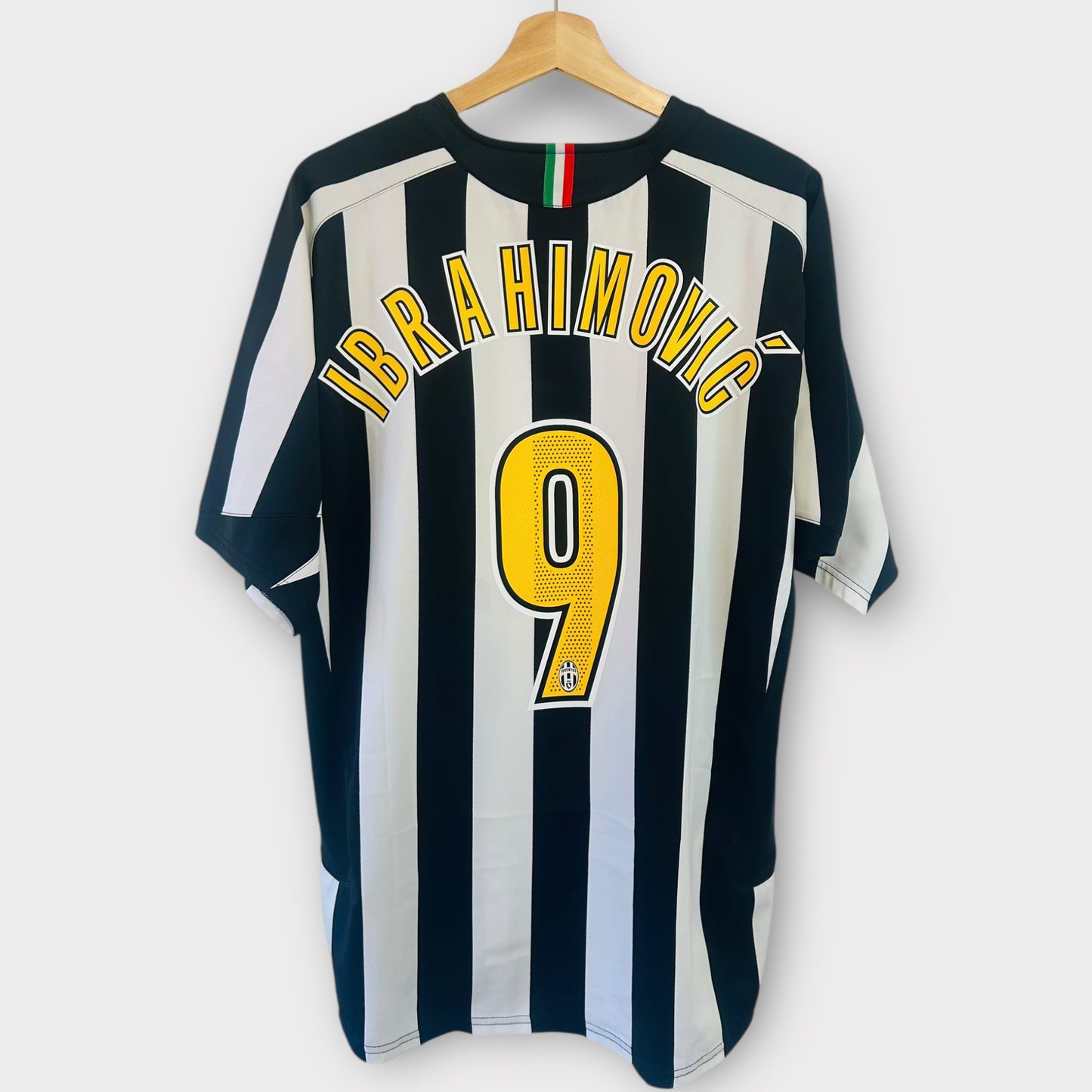 Juventus 2005/06 Home - Ibrahimovic 9 (Large)