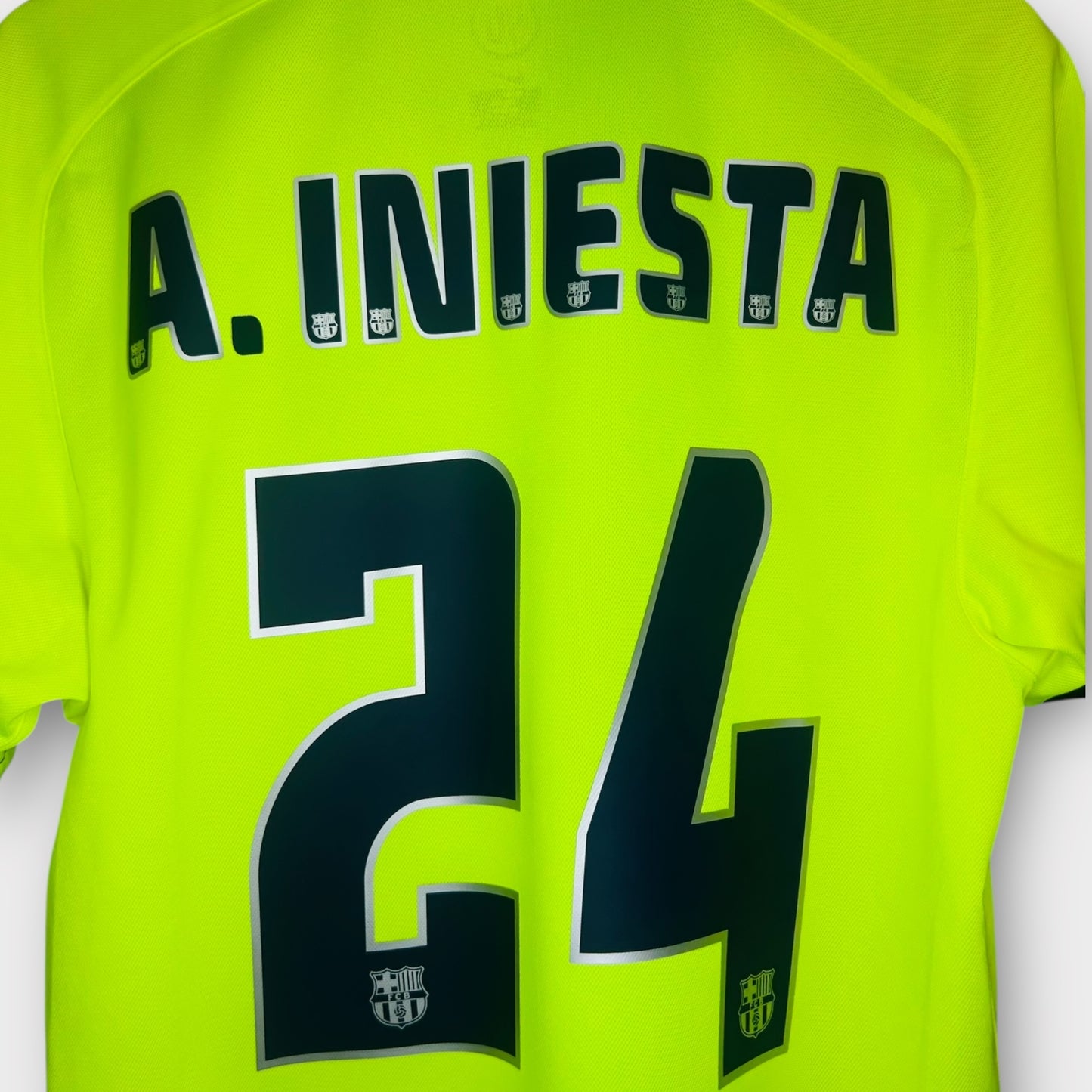 FC Barcelona 2005/06 Away - A. Iniesta 24 (Medium)