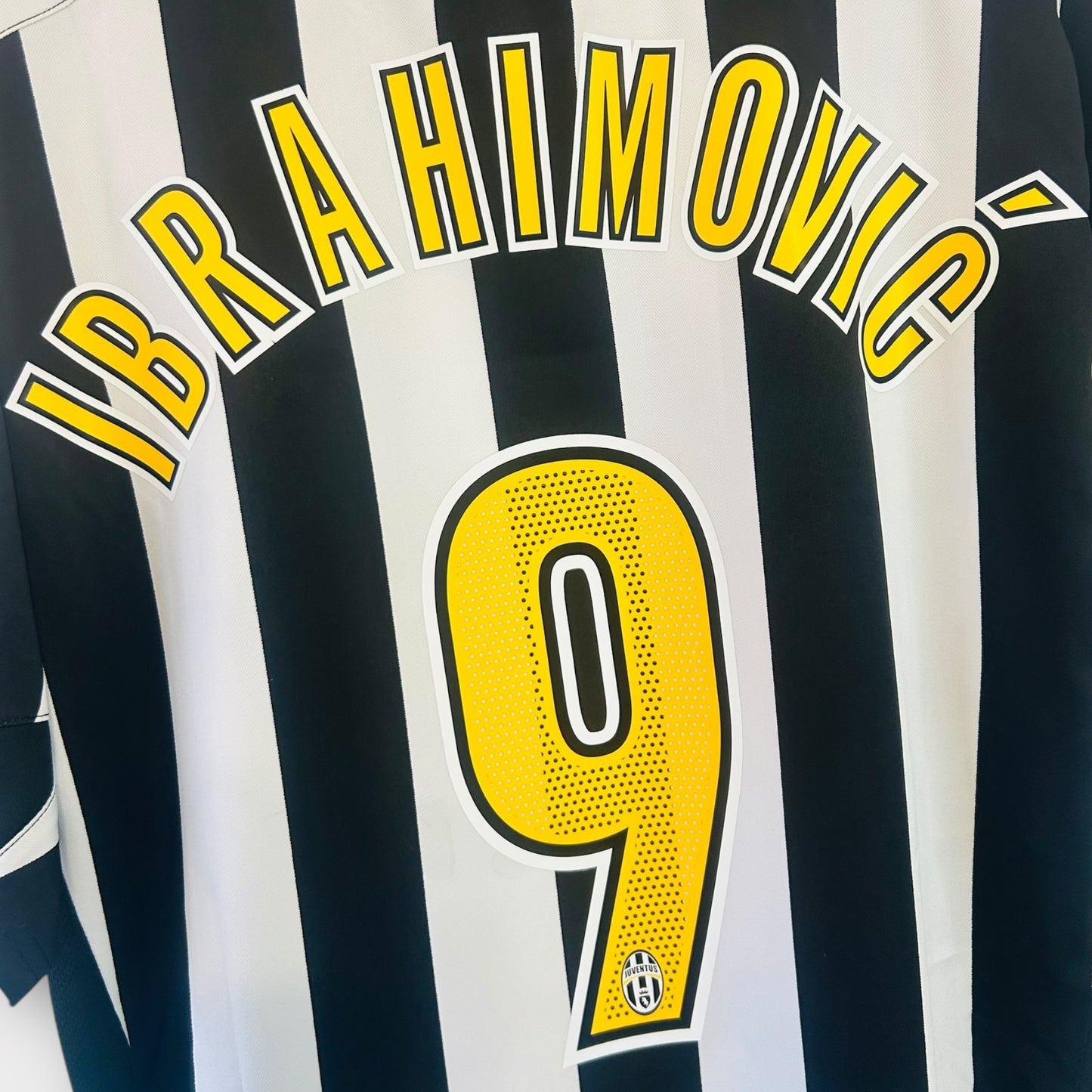 Juventus 2005/06 Home - Ibrahimovic 9 (Large)