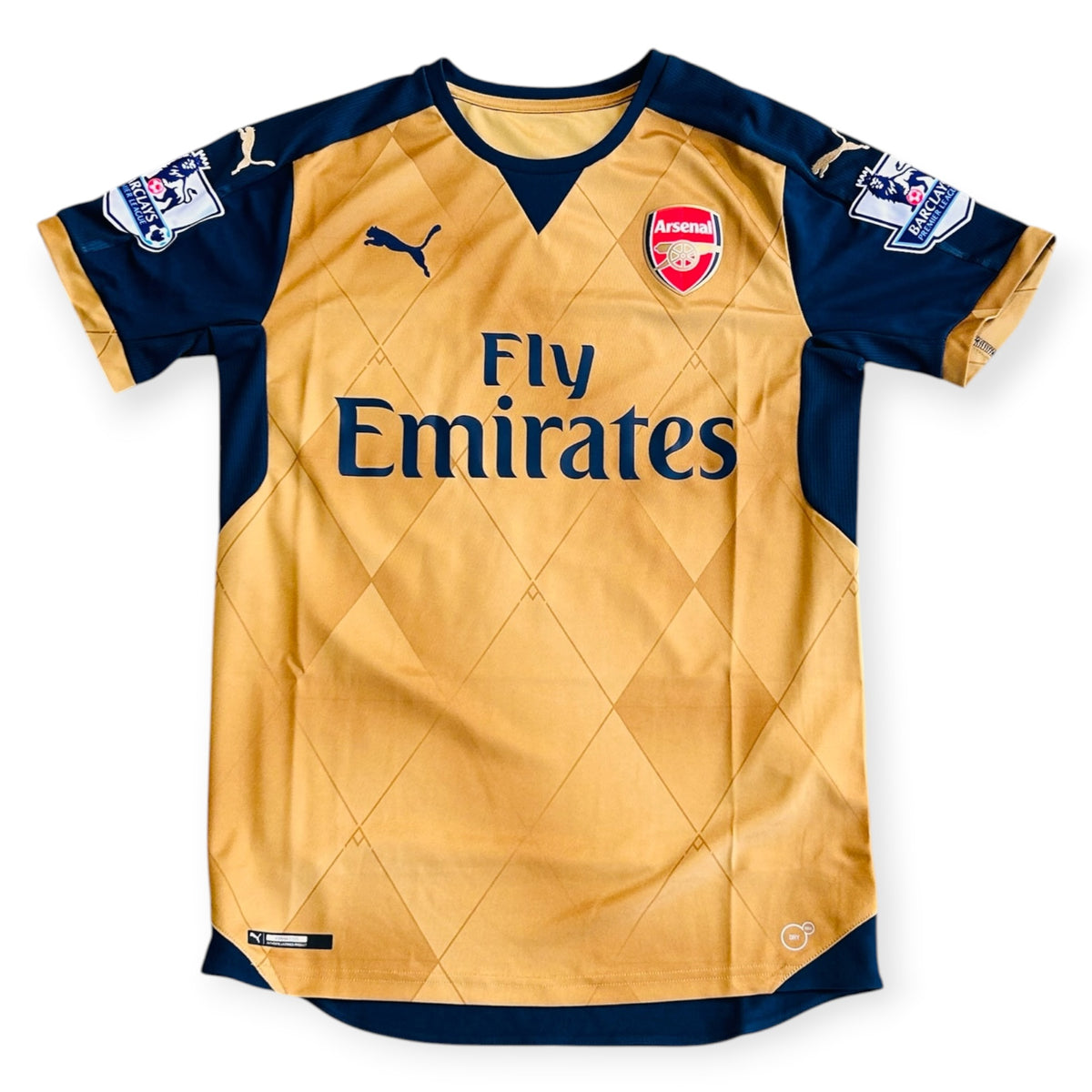 Arsenal 2015/16 Away - Ozil 11 *New* (Small)