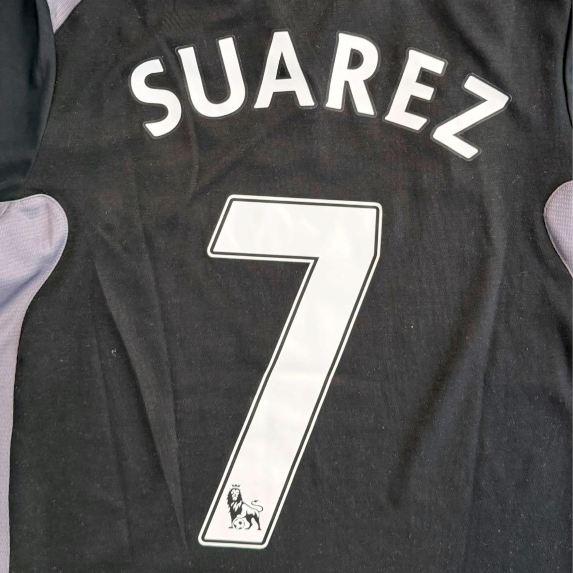 Liverpool 2012/13 Away - Suarez 7 (Small)