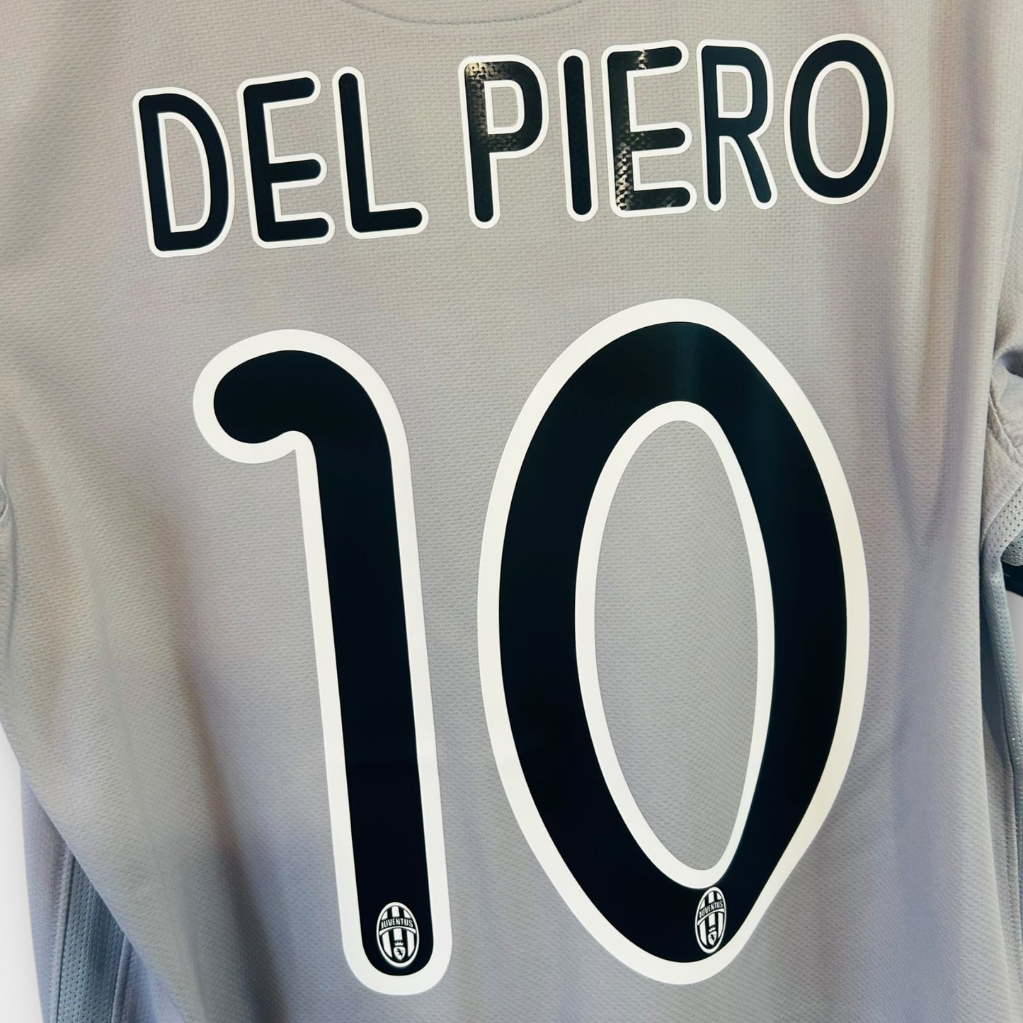 Juventus FC 2009/10 Away - Del Piero 10 (Small) + Shorts (Medium)
