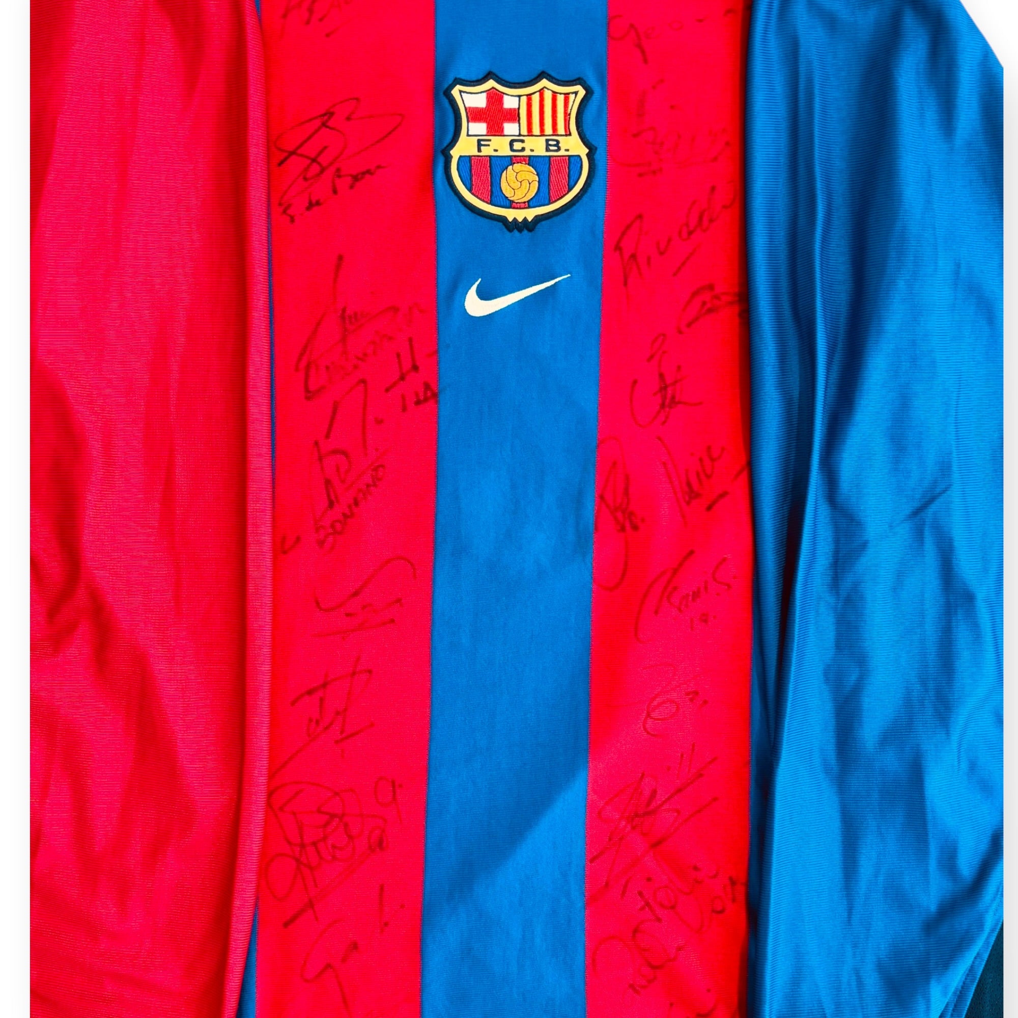 FC Barcelona 2001/02 Home Match Issue & Signed (Large)