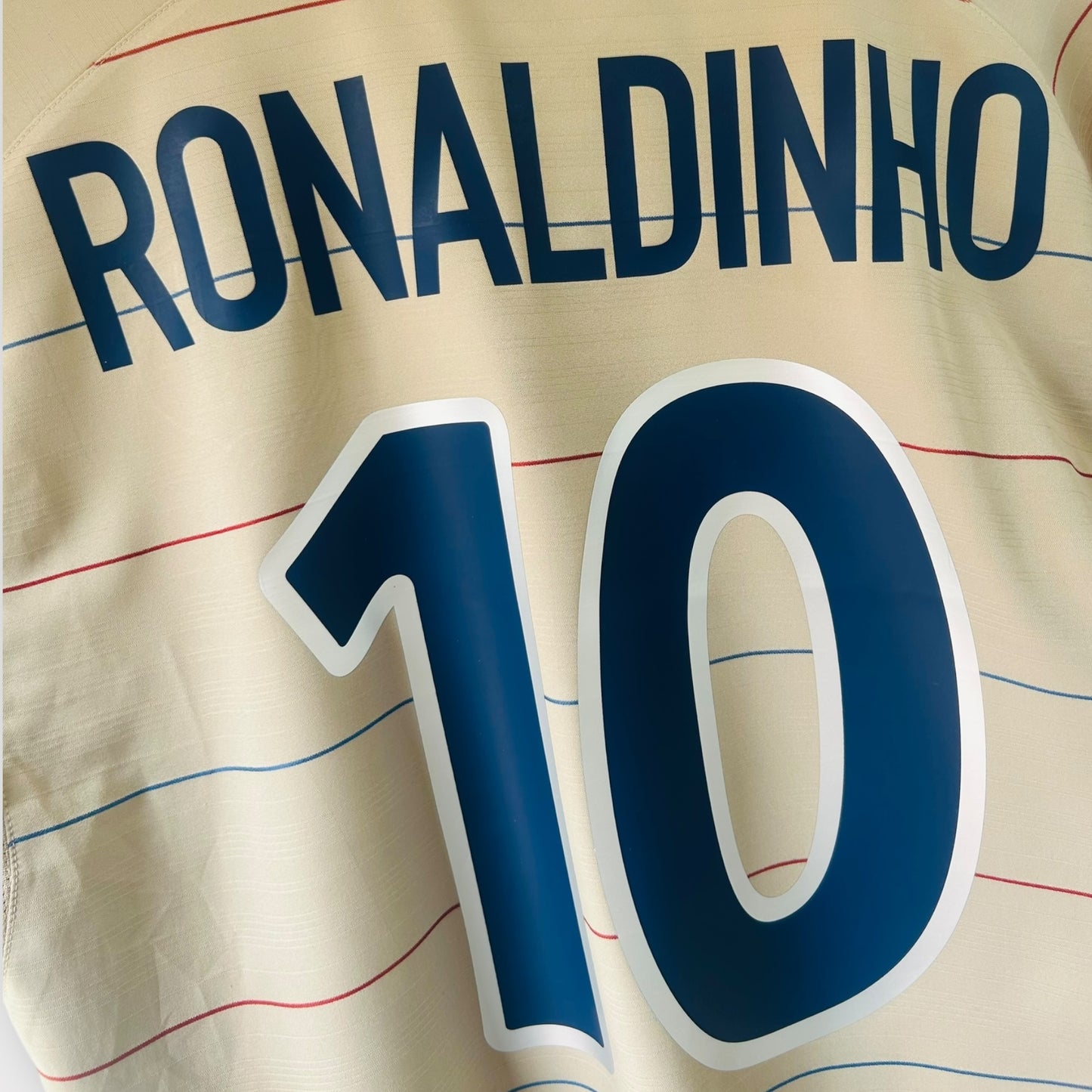 FC Barcelona 2003/04 Away - Ronaldinho 10 (Large)