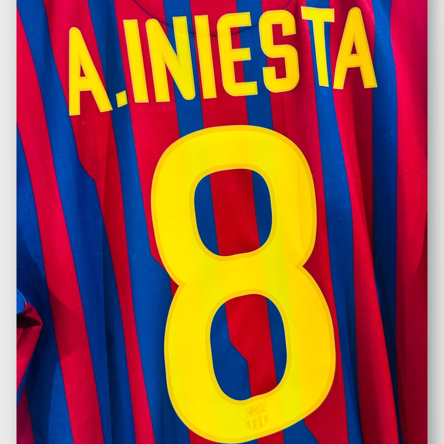 FC Barcelona 2011/12 Home - Iniesta 8 (Medium)