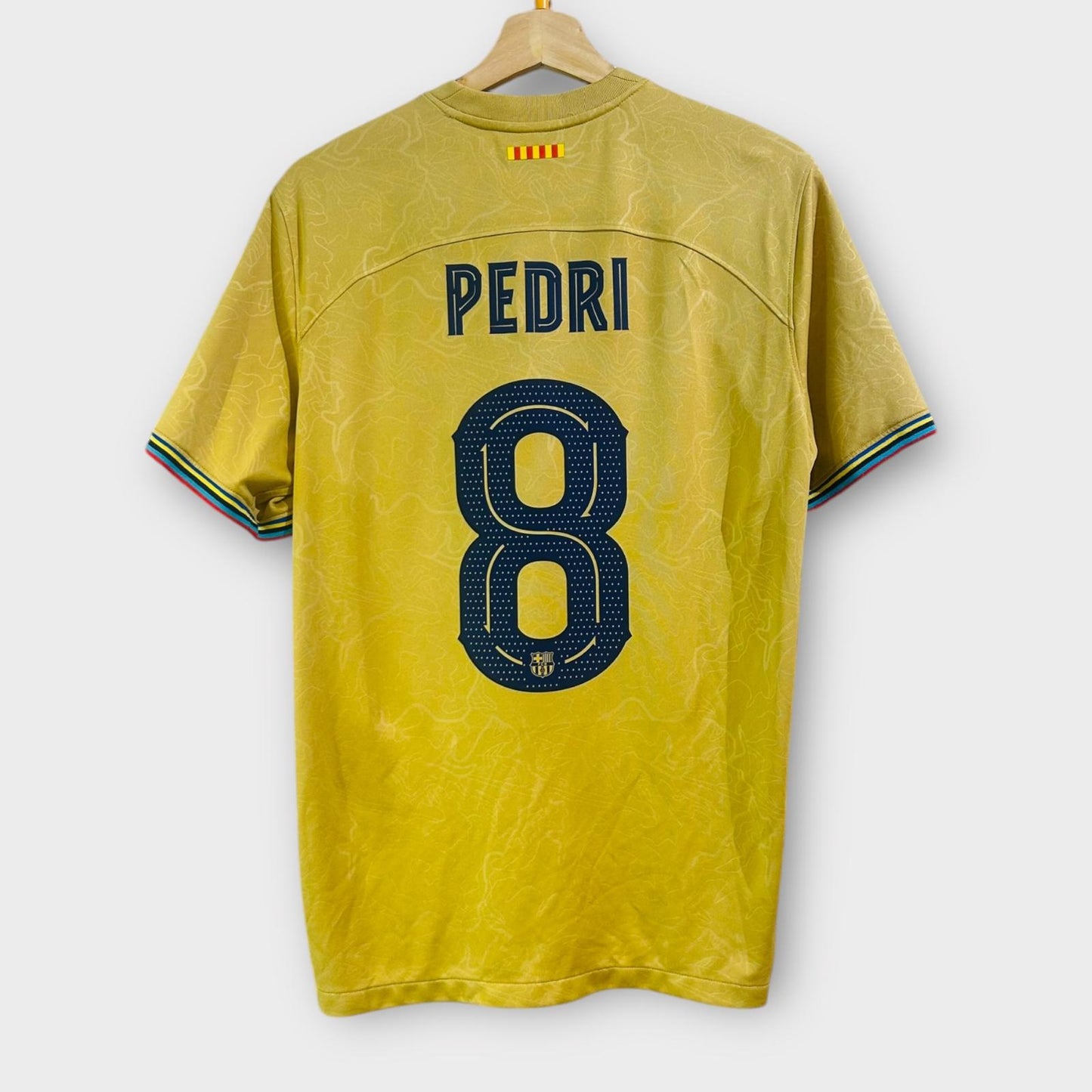 FC Barcelona 2022/23 Away - Pedri 8 (Medium)